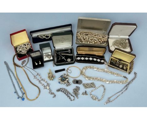 An assortment of silver, costume and vintage jewellery, imitation pearls, 9ct gold core bangle etc