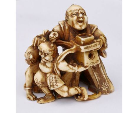   Netsuke  Mann mit Geistern, Japan wohl um 1900. Elfenbein, vollrd. geschnitzt u. gebräunt. Filigran geschnitzte Szene eines