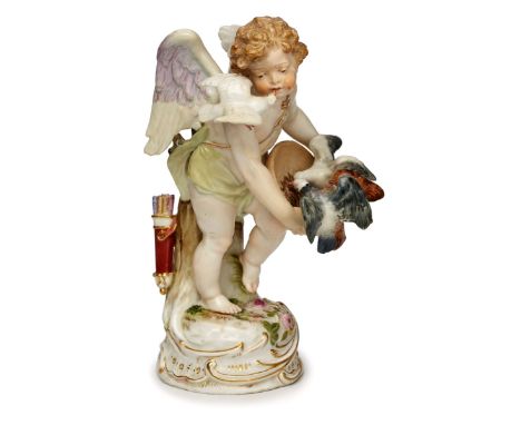   Amor, Tauben fütternd,  Meissen um 1900. Entw.: Paul Helmig. Geflügelte Standfigur, einen gr. Korb auf einem Bein balancier