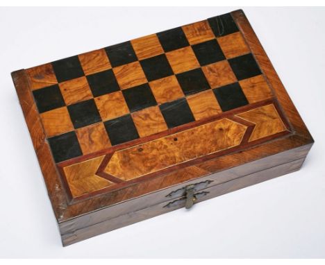   Spielkasten für Schach u. Backgammon,  süddt. um 1820. Rechteckiger aufklappbarer Kasten Nussbaum furn. m. Intarsien in Mah