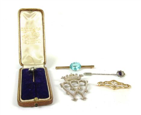 A Scottish silver Luckenbooth brooch, Edinburgh 1979, 15.41g, a silver Blue John stick pin, 1.99g, a cased pearl cluster stic