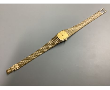 A lady's modern 9ct gold Tissot Saphir quartz wrist watch, on integral 9ct gold bracelet, overall 18.5cm,gross 27.2 grams.