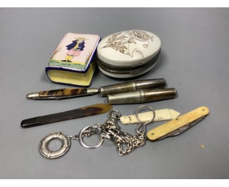 A pottery snuff box, picnic corkscrews and pen knives