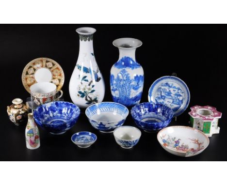 A collection of 18thC and other porcelain, to include a Worcester blue and white tea bowl, 8cm Dia., a 18thC Chinese export s