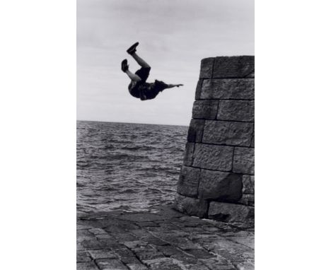 Elliott Erwitt (1928 Paris)Buckpool Harbour, Moray, Scotland, 2011/2018. Digitaler C-Print auf Photopapier. 15 x 15 cm. Verso