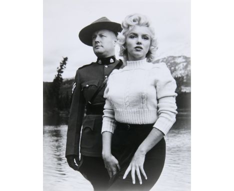 John Vachon (1914 - 1975)Marilyn Monroe mit kanadischem Polizisten am Lake Louise, Kanada. 1953. Späterer Silbergelatine Abzu