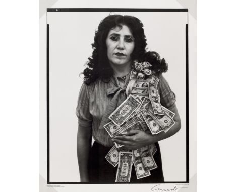 Richard AvedonPetra Alvarado, factory worker, El Paso, Texas, on her birthday 4/22/82. Späterer Offset um 1990 nach der Photo