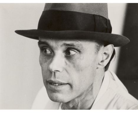 Klaus Behr2 Arbeiten. Porträts von Joseph Beuys. 1970er Jahre. Je Silbergelatineabzug auf Photopapier. Je 24 x 30,5 cm. Je ve