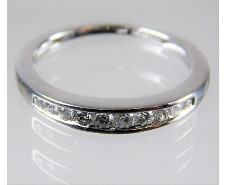 An 18ct gold half eternity diamond ring 3g size O/P