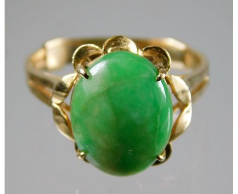 A 14ct gold ring set with jade stone 2.9g size N