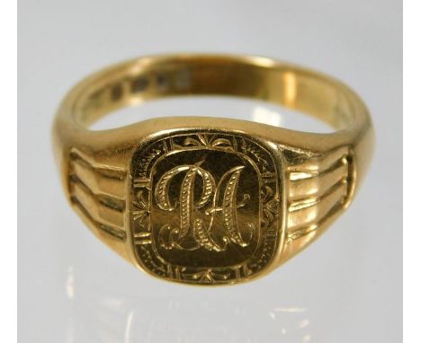 A heavy gauge 18ct gold ring with initials R A 10.5g size T/U