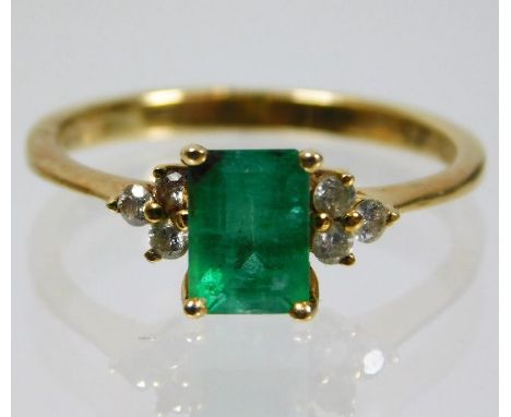 An 18ct gold ring set with emerald & diamond 2.9g size N/M