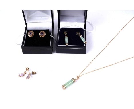 A selection of jewellery, including: a Chinese jadeite pendant, on 9ct yellow gold chain necklace, 3.4g gross; a pair of simi