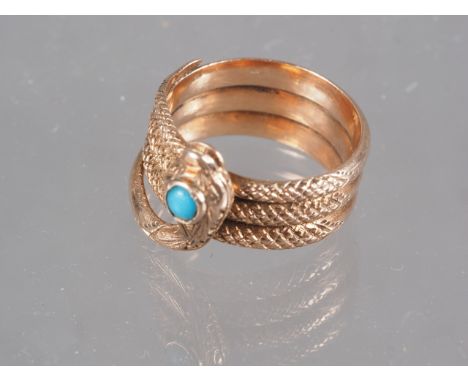 A yellow metal snake ring, set turquoise cabochon to the head, size K/L, 6.3g 