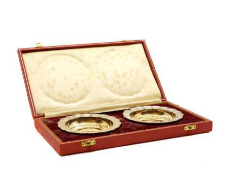 A pair of cased silver dishes by Algernon &amp; Harry Asprey, London 1971, each of circular form with scalloped edges, each e