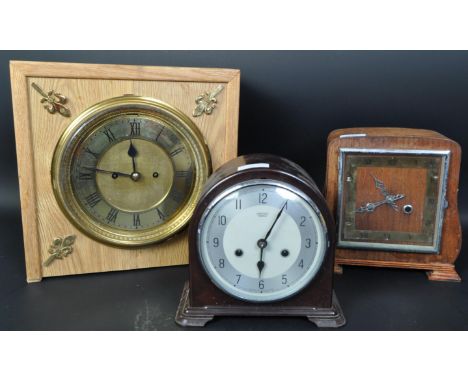 An assortment of three vintage retro mid 20th century mantel clocks to include a Smiths Bakelite mantel clock in domed case h