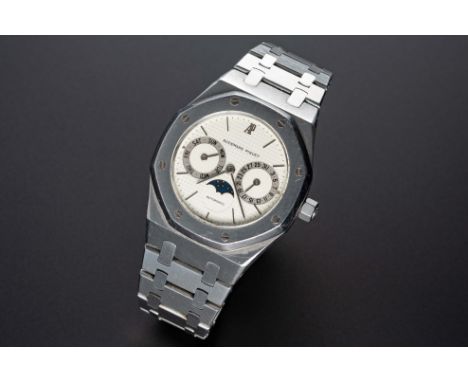 A RARE GENTLEMAN'S STAINLESS STEEL AUDEMARS PIGUET ROYAL OAK CALENDAR MOONPHASE BRACELET WATCHCIRCA 1980s, WITH CLOUS DE PARI