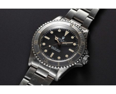 A GENTLEMAN'S STAINLESS STEEL ROLEX OYSTER PERPETUAL SUBMARINER BRACELET WATCHCIRCA 1974, REF. 5513 WITH FEET FIRST NON-SERIF