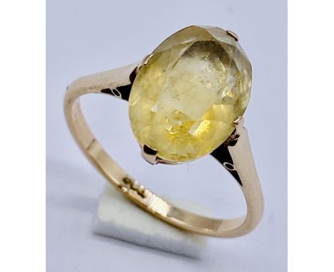 An oval citrine ring (approx. 4ct) set in 9ct gold, size M 1/2