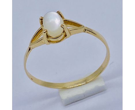 A tested 9ct gold ring, size M 1/2