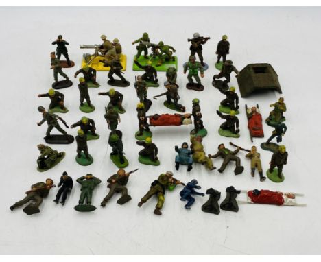 A small collection of army related plastic model figurines including two Britains Deetails on metal bases 