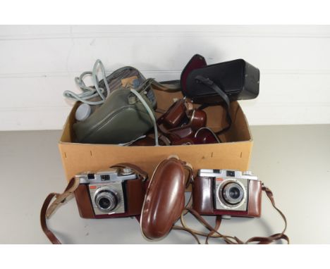 BOX OF VINTAGE CAMERAS TO INCLUDE KODAK, VINTAGE SLIDE PROJECTOR