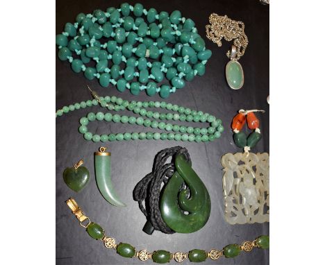 Costume Jewellery - a carved dark green stone and rope twist pendant necklace, possibly jade;  other similar beads, table pen