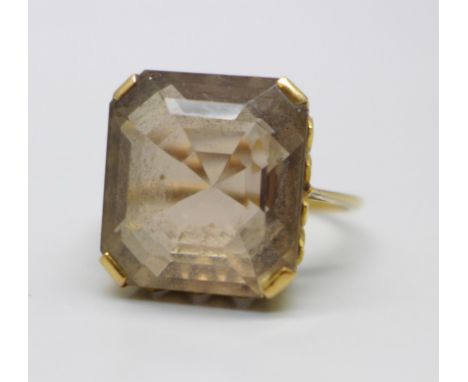 An 18ct gold and smoky quartz ring, 7.2g, R 