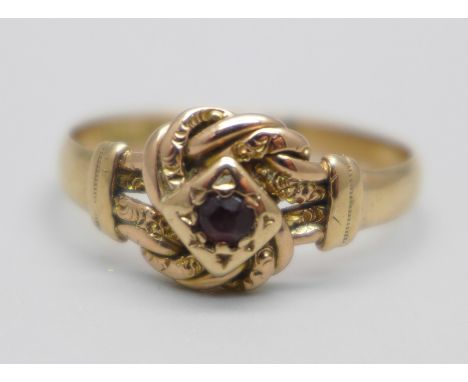 A 9ct gold and garnet ring, Birmingham 1918, 2.4g, R 