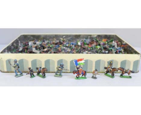 A tin of painted lead model soldiers 