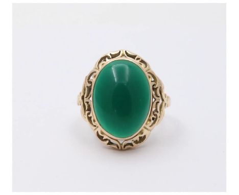 Vintage Polish Green Chalcedony Cocktail 14K Yellow Gold Ring          Stone: Chalcedony ( approx. 18.4mm by 13.0mm/ approx. 