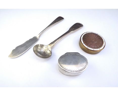 A silver salt spoon, silver butter knife, oval hinged patch pot, unmarked and a circular brass pill pot (4) 