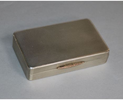 A George V engine turned silver snuff box, W.H. Manton Ltd, Birmingham, 1945, 82mm.