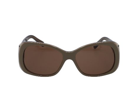 CHANEL Sonnenbrille "c.1064/73". Hellbraunes Modell mit Label typischen Designs auf den Bügeln. Etui anbei. Tragespuren vorha