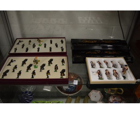 Mahjong gaming counter stands and decorative models of drums and pipers, boxed.