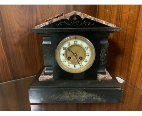 AN ANTIQUE BLACK MAUSOLEUM MANTEL CLOCK, with variegated marble panels, key, pendulum, H 29 cm, W 30 cm