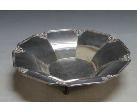 A HALLMARKED SILVER FOOTED DISH BY ADIE BROS LTD - BIRMINGHAM 1929, approx weight 375g, Dia 23.5 cm