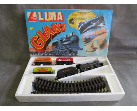 A BOXED LIMA 0 GAUGE BATTERY OPERATED TRAIN SET, to include locomotive, tender and three pieces of rolling stock plus tracks