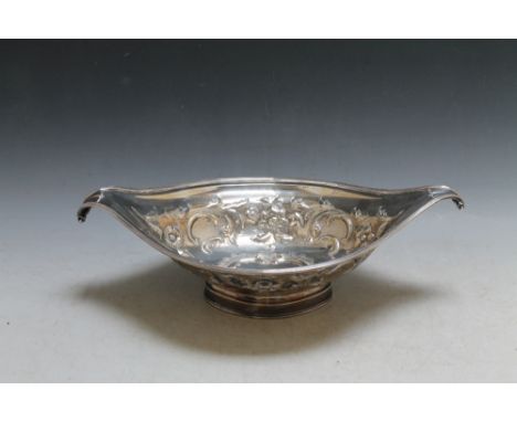 A HALLMARKED SILVER PEDESTAL BREAD BASKET, hallmarks indistinct - possibly 1952/53 monarch stamp, approx weight 770g, W 39 cm