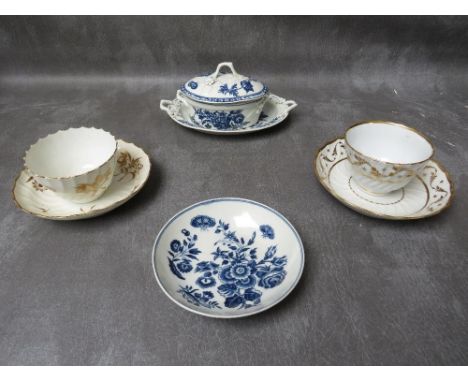 AN EARLY WORCESTER PORCELAIN BLUE AND WHITE SAUCE TUREEN AND STAND, marked with a blue crescent, together with a blue and whi