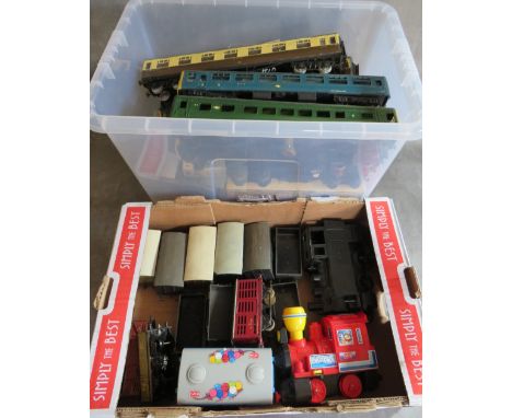 A TRAY AND A TUB OF MIXED SCALE, MAINLY  O GAUGE ITEMS, to include eighteen O gauge carriages, fourteen O gauge covered / unc
