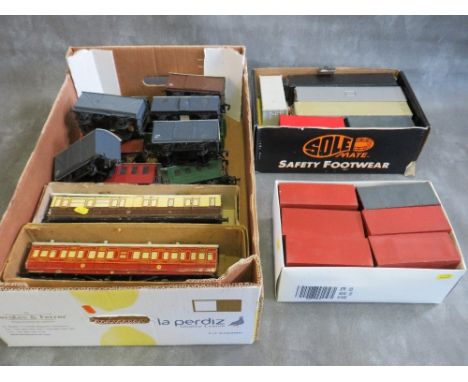 O GAUGE MIXED MAKE JOB LOT, to include two carriages, fourteen pieces of rolling stock by Lima, Faller etc., together with tw