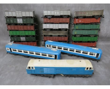 EIGHTEEN O GAUGE LIMA UNCOVERED WAGONS, together with two O gauge blue / white carriages and an O gauge blue / white locomoti