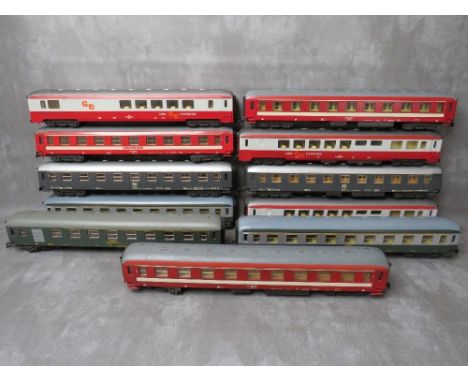ELEVEN LIMA O GAUGE CARRIAGES, to include four Grill Express