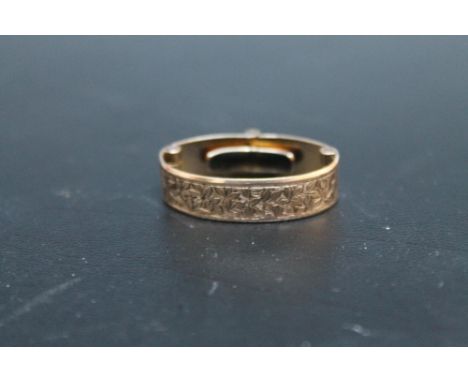 A HALLMARKED 9 CARAT GOLD SCARF CLIP, with typical hinged spring grip design, approx weight 4.7g, W 3 cm