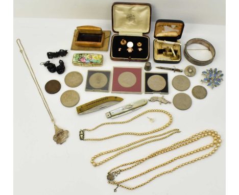 A quantity of mixed costume jewellery and collectables including a rolled gold stud set, in presentation case, a boxwood snuf