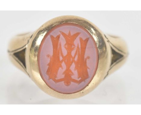 A 9ct yellow gold cameo set intaglio ring, size M, approx 4.8g.