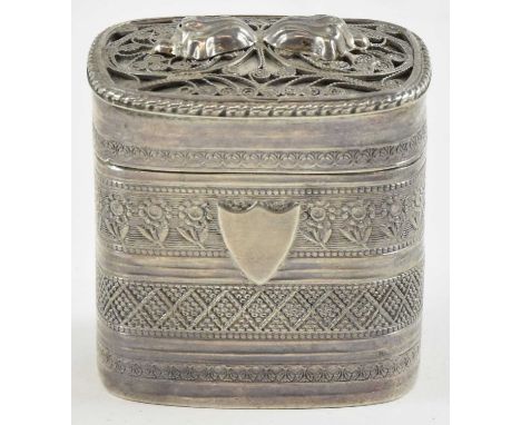 A small hallmarked silver lidded trinket/snuff box, with shell crest to the front and filigree work decoration to the top of 