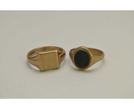 A 9ct gold signet ring, hallmarked Birmingham 1953, size Y, together with a 9ct gold bloodstone set signet ring, hallmarked L