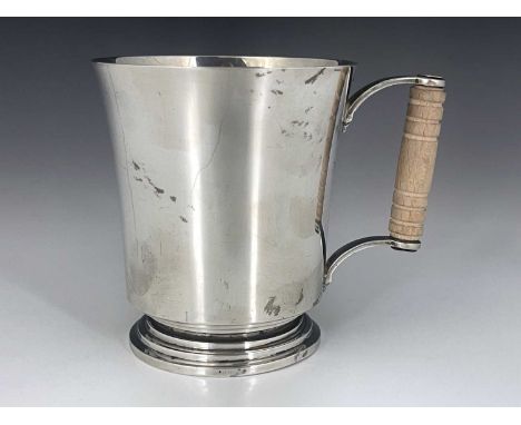 Keith Murray for Mappin and Webb, an Art Deco silver tankard, Birmingham 1938, tapered cylindrical form on stepped foot, turn